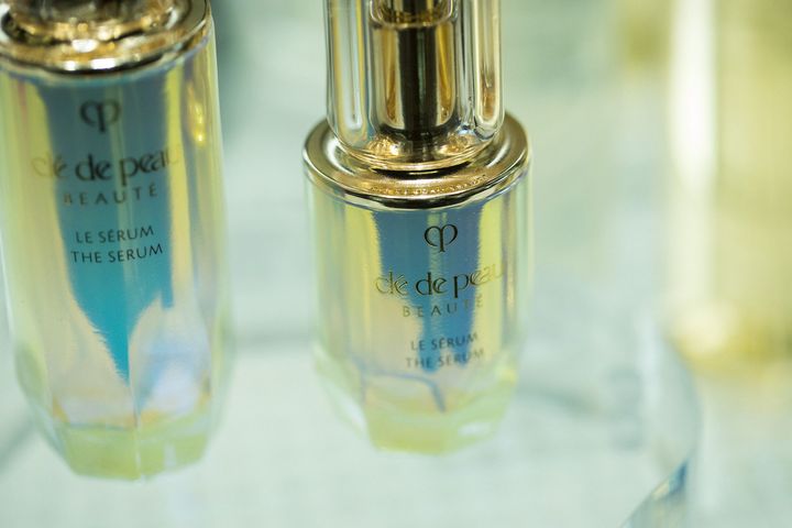 洗顔後の肌にまずファーストステップの美容液「クレ・ド・ポー ボーテ ル・セラム」（医薬部外品）を。輝きとうるおい、ふっくらとした肌へ導く。（25,000円 税抜）