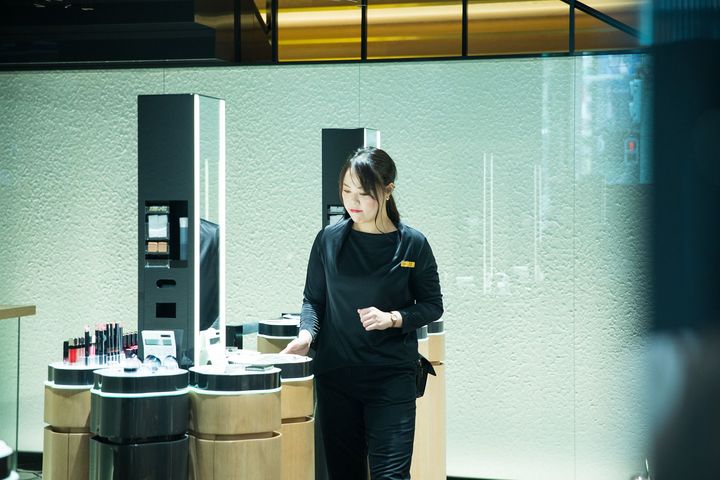 資生堂のコスメがずらりと並び、自由に試せるのが魅力。