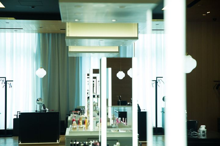 フロア全体がゆったりして過ごしやすい。ランプシェードも花椿のかたちだ。カウンセリングスペースや、「SHISEIDO THE STORE」メンバープログラム会員限定のスキンケアキャビンもある。
