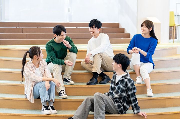 キャンパスで話す青年たち