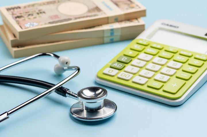 聴診器、電卓、紙幣