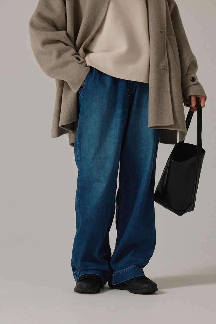 大人のゆったりデニムは足元で差がつく。《ミズノ》の黒スニーカーがちょうどいい【FUDGE FRIEND おしゃれさんの毎日コーディネート vol.624｜田中真里奈】