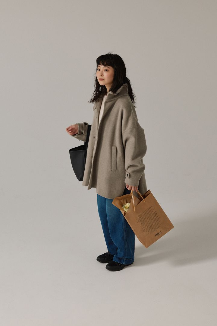 大人のゆったりデニムは足元で差がつく。《ミズノ》の黒スニーカーがちょうどいい【FUDGE FRIEND おしゃれさんの毎日コーディネート vol.624｜田中真里奈】