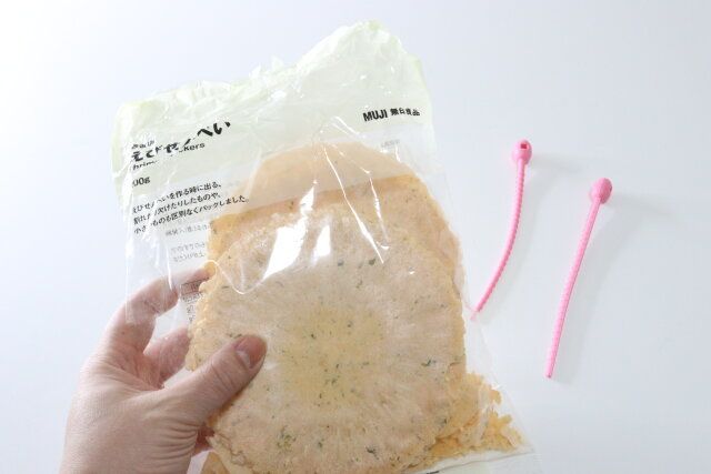 ダイソーの食品保存用バンド 結束タイプは袋を留めるのに便利