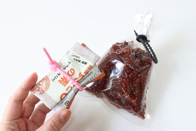 ダイソーの食品保存用バンド 結束タイプは袋との密着度が高い