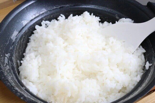 ダイソー 土鍋風アルミ卓上鍋（黒、IH対応、シリコーンカバー付）