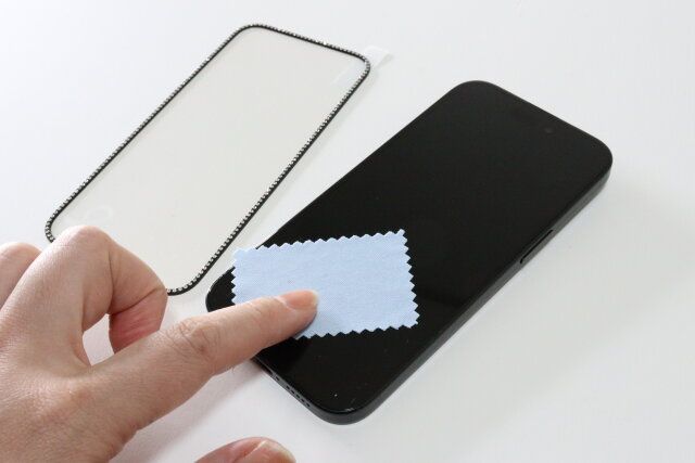 ダイソーのラインストーンフレーム画面保護強化ガラスの付属のクロス