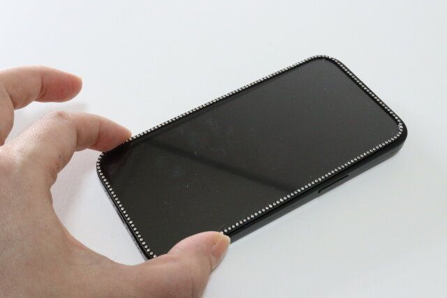 ダイソーのラインストーンフレーム画面保護強化ガラスは気泡が入りにくい