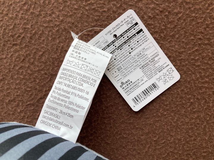 飛行機や夜行バスで活躍！100均のネックピロー｜空気を入れるタイプも紹介