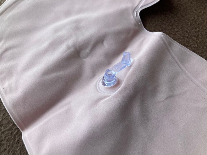 飛行機や夜行バスで活躍！100均のネックピロー｜空気を入れるタイプも紹介