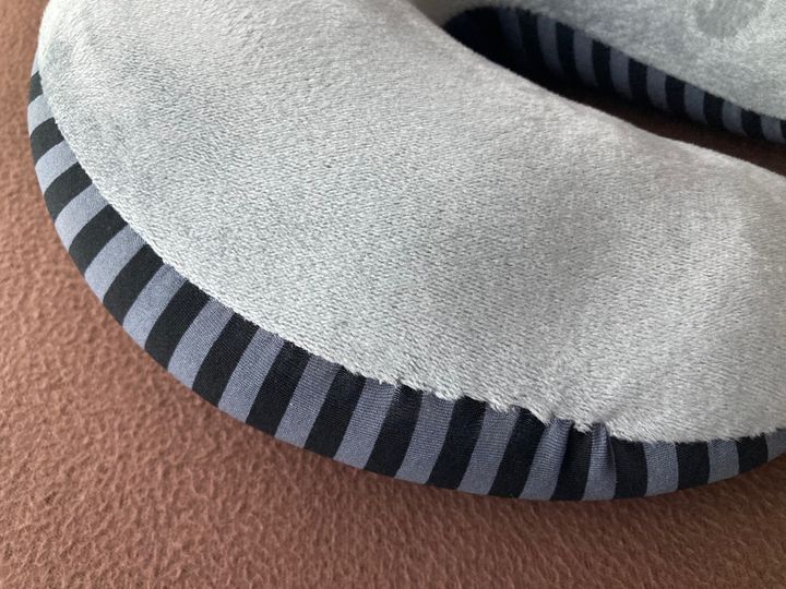 飛行機や夜行バスで活躍！100均のネックピロー｜空気を入れるタイプも紹介