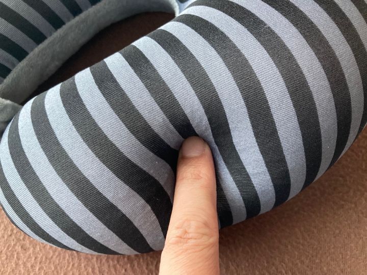 飛行機や夜行バスで活躍！100均のネックピロー｜空気を入れるタイプも紹介