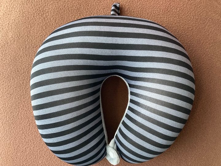 飛行機や夜行バスで活躍！100均のネックピロー｜空気を入れるタイプも紹介