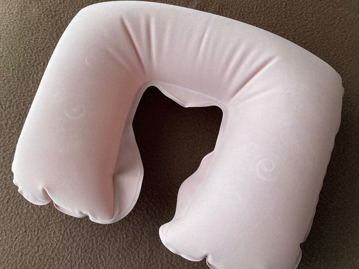 飛行機や夜行バスで活躍！100均のネックピロー｜空気を入れるタイプも紹介