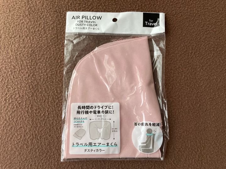 飛行機や夜行バスで活躍！100均のネックピロー｜空気を入れるタイプも紹介