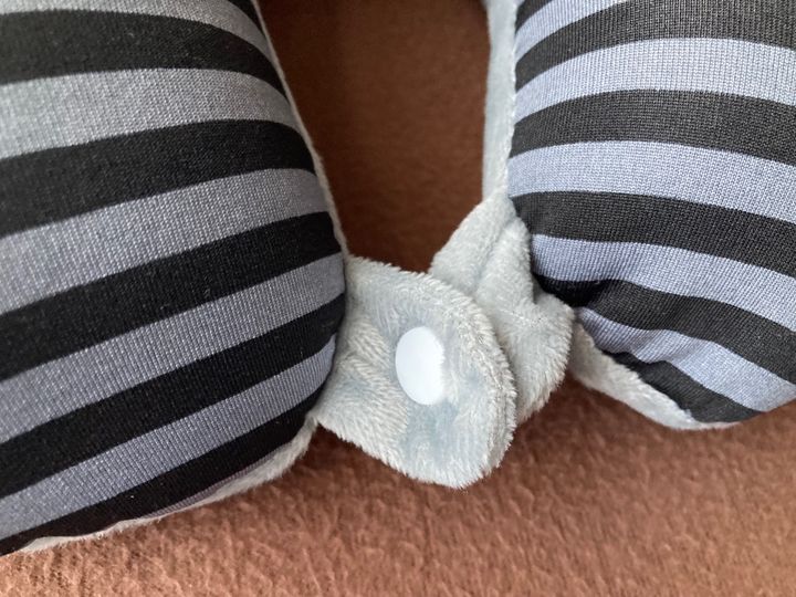 飛行機や夜行バスで活躍！100均のネックピロー｜空気を入れるタイプも紹介