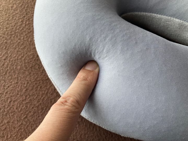 飛行機や夜行バスで活躍！100均のネックピロー｜空気を入れるタイプも紹介