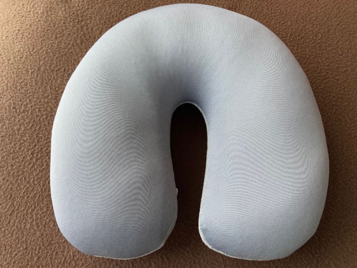 飛行機や夜行バスで活躍！100均のネックピロー｜空気を入れるタイプも紹介