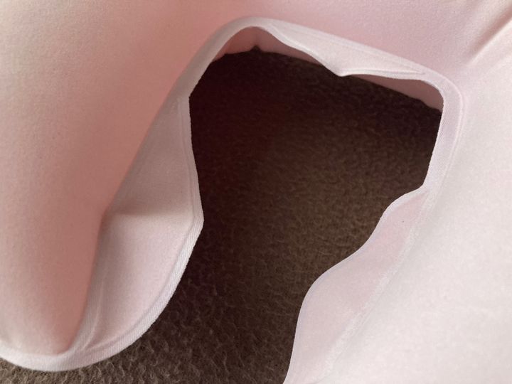 飛行機や夜行バスで活躍！100均のネックピロー｜空気を入れるタイプも紹介