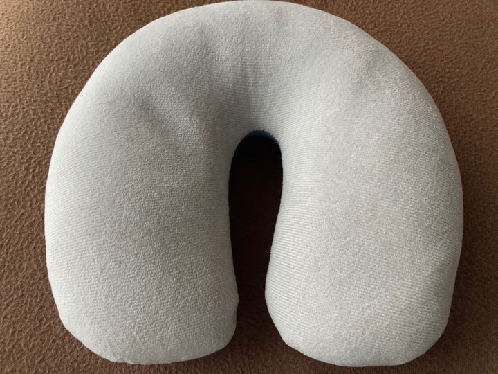 飛行機や夜行バスで活躍！100均のネックピロー｜空気を入れるタイプも紹介