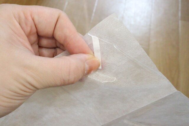 セリアの粘着フィルターシートは付属シールでフィルムをはがしやすい