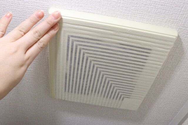 セリアの粘着フィルターシートを換気口のホコリの侵入を防ぐ