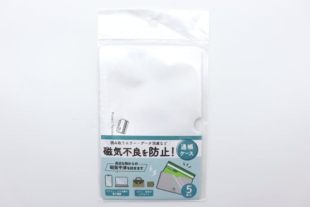 セリアの磁気不良防止 通帳ケース 5枚 ロゴ柄のパッケージ