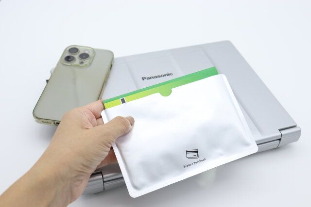 セリアの磁気不良防止 通帳ケース 5枚 ロゴ柄でスマホとPCの磁気を防ぐ