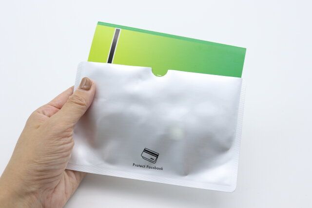 セリアの磁気不良防止 通帳ケース 5枚 ロゴ柄に通帳を入れる