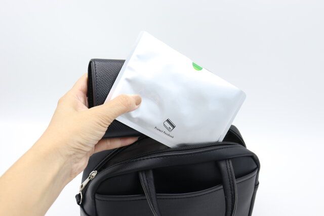 セリアのスリムな磁気不良防止 通帳ケース 5枚 ロゴ柄