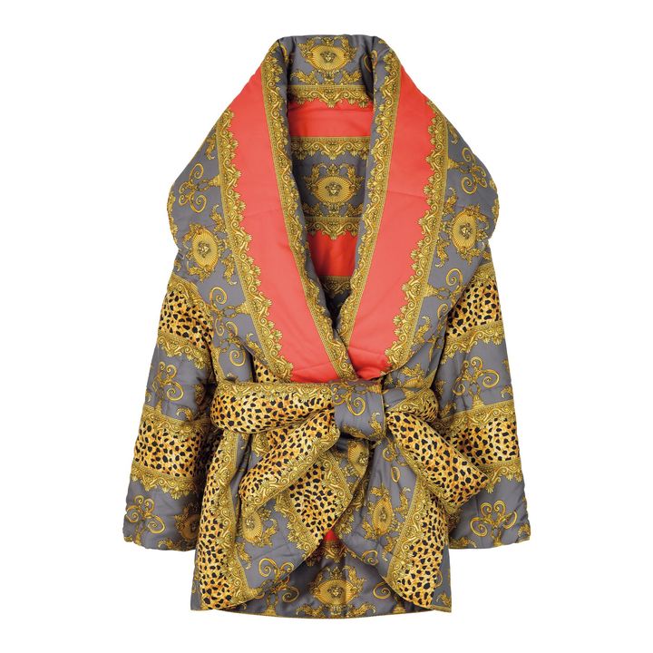 リバーシブルのパッド入りオーバーサイズジャケットはバロッコ モチーフをあしらったアニマリエ柄がアイコニック。アウター ￥550,000／VERSACE