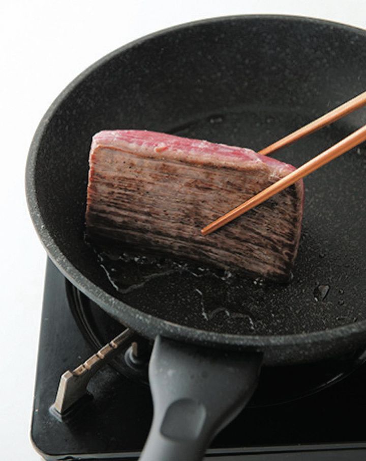 牛肉はフライパンの上で、菜箸やトングで回しながら表面に強火できれいに焼き色をつける。肉のうまみを閉じ込めることができる。