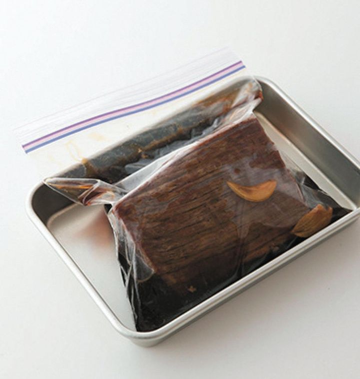 牛肉は漬け汁ごとファスナーつき保存袋に入れて味をなじませる。翌日以降に食べる場合は、袋のまま冷蔵庫で保存。冷蔵で3日間保存可能。