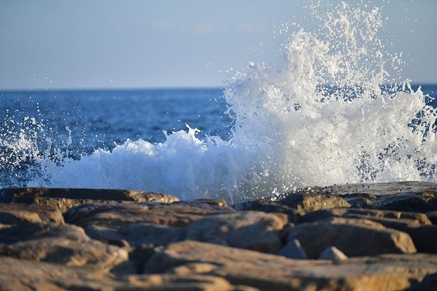 油断は禁物！数十センチの津波でも安心してはいけない理由とは？ （C）wakaho／PIXTA