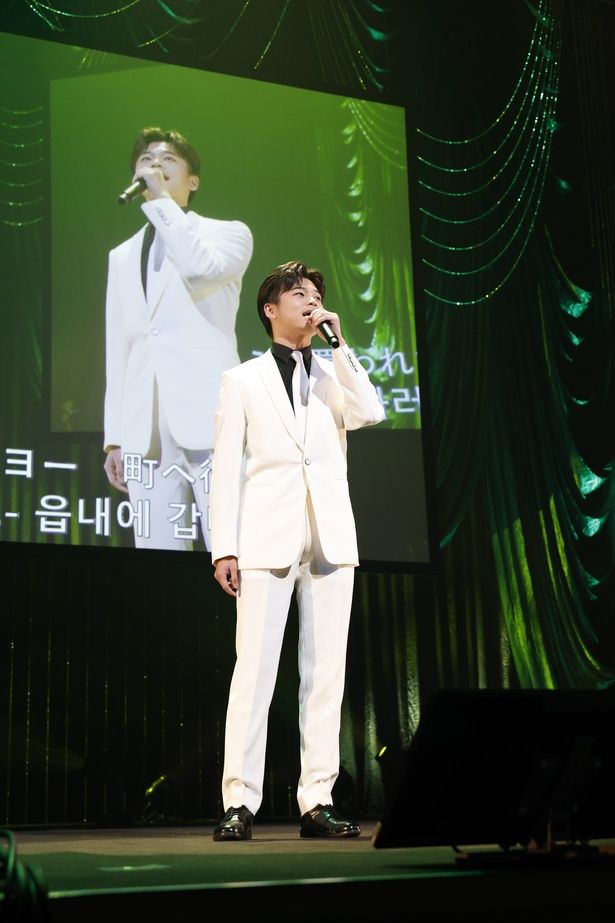 演歌歌手の二見颯一さん (c)現役歌王 JAPAN 製作委員会