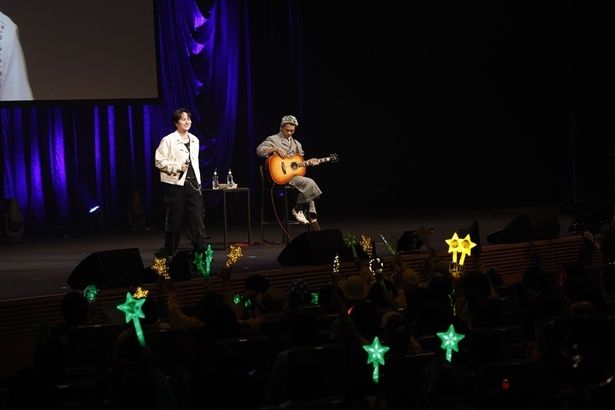 2人で登場！「普段はこういったB’z風スタイルではないのですが…」と前置き。 (c)現役歌王 JAPAN 製作委員会