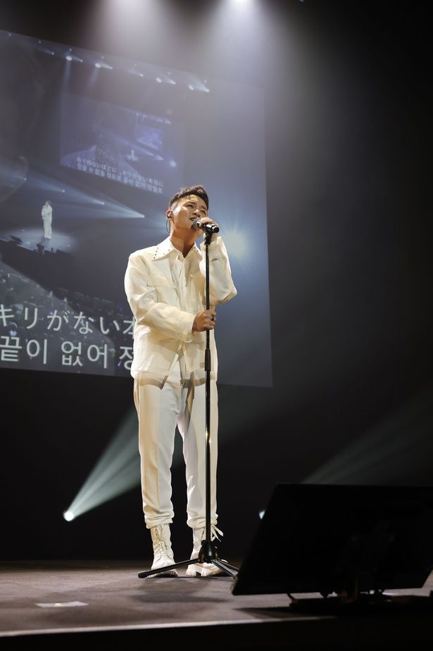 マルチリンガルなシンガーソングライター・SHUさん (c)現役歌王 JAPAN 製作委員会