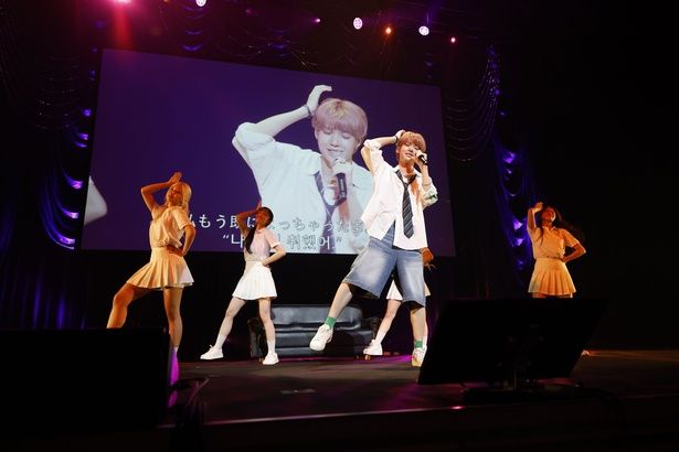 ノリノリなパフォーマンスを披露した矢田佳暉さん (c)現役歌王 JAPAN 製作委員会