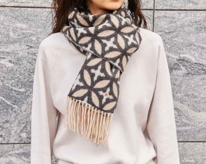 画像: 華やかな柄マフラーも素材にこだわって