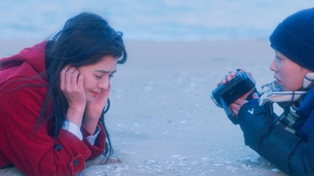 【写真を見る】スアンが回すカメラに向けて、即興で演技をはじめるソル [c]2025 Elles Films Co., Ltd.