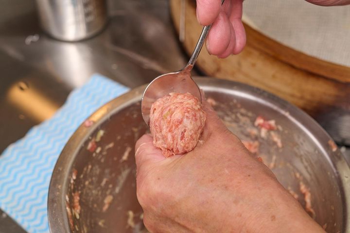 肉餡を丸める