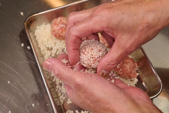 肉団子にもち米をまぶす