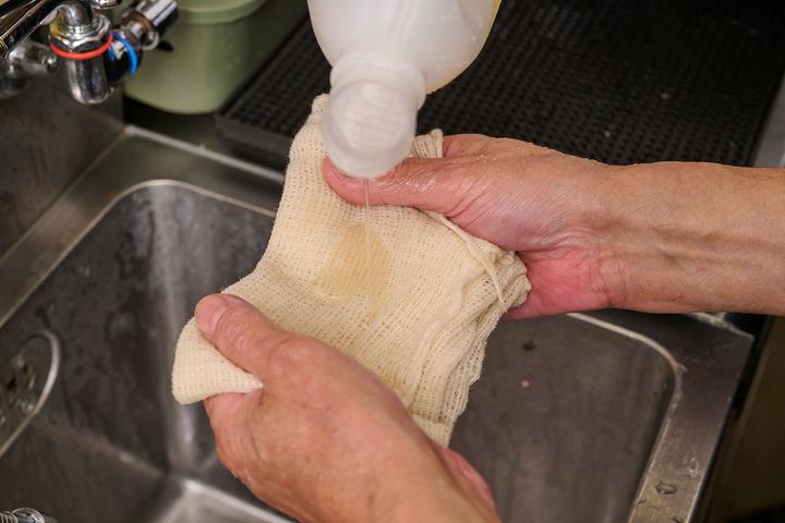 肉団子にもち米をまぶす