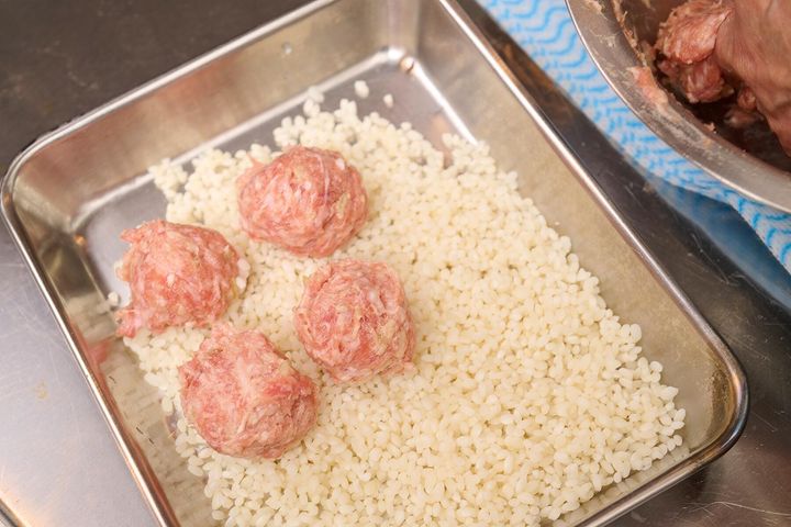 肉餡を丸める
