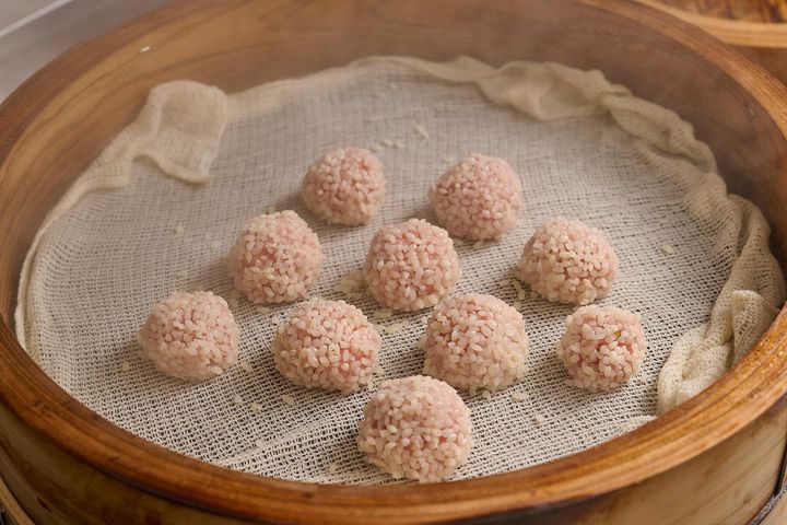 肉団子にもち米をまぶす