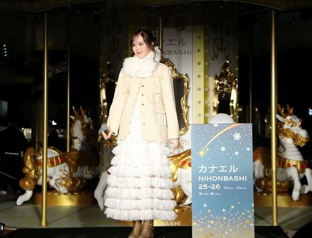 真っ白のフワフワファー＆ティアードスカートでレディライクなコーディネートの藤田さん