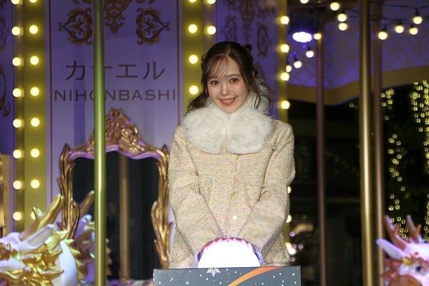 点灯ボタンを押す藤田ニコルさん