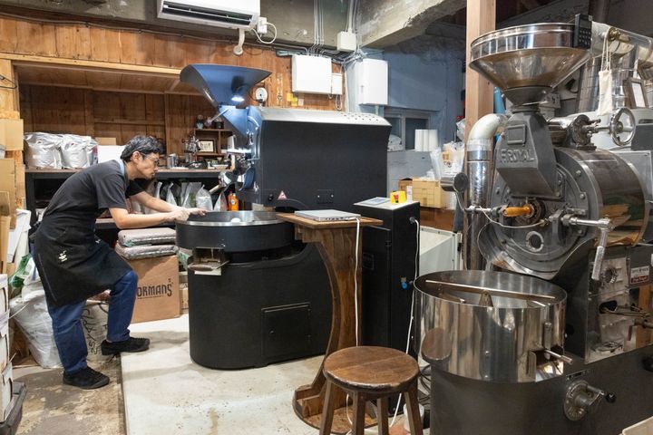 豆の状態を見極めながら焙煎をする店主の山田さん