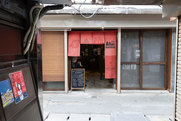 赤いのれんがお店の目印