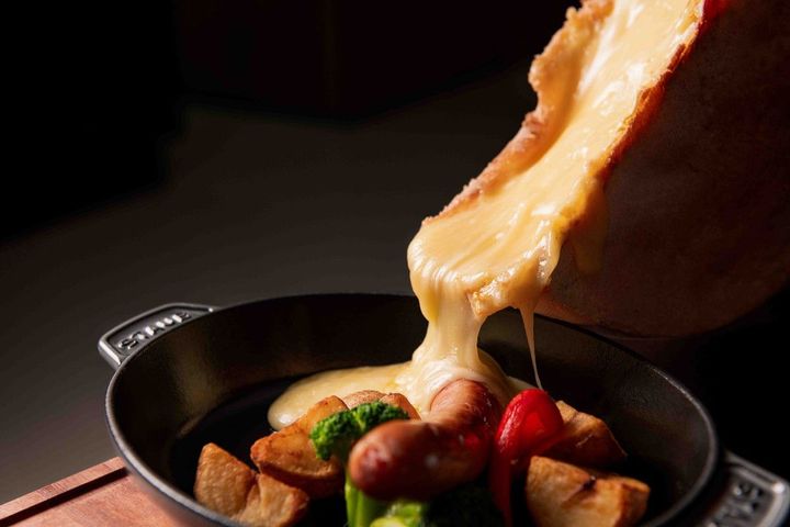 とろけるラクレットチーズと冬野菜&ソーセージのグリル ￥1,800